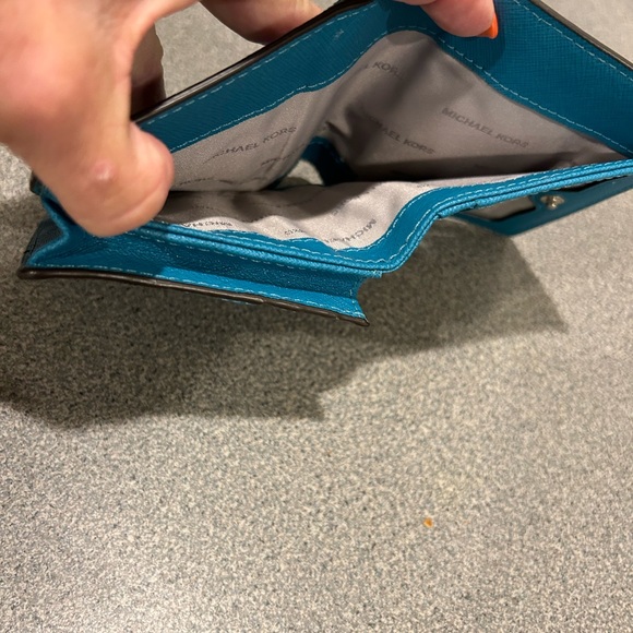 Michal Kors Saffiano leather teal wallet - Picture 5 of 11